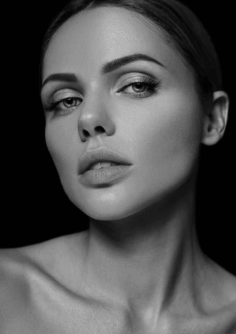 Beautiful woman with perfect skin and defined jawline models for the FAQ section of DCCM Academy's website.